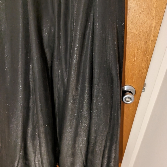 A line sleeveless evening gown - Picture 5 of 6